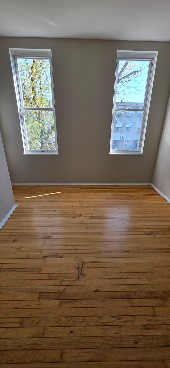 property at 1828 W Lombard St