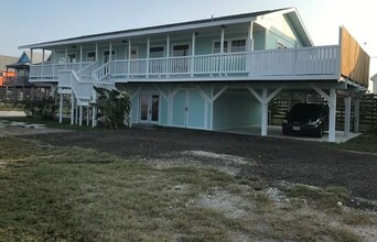 3021 Laguna Shores Rd in Corpus Christi, TX - Foto de edificio - Building Photo