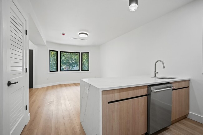 31 W 46th St in Bayonne, NJ - Building Photo - Building Photo