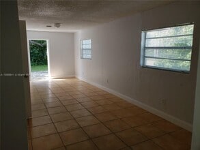 580 NW 95th St in Miami, FL - Building Photo - Building Photo