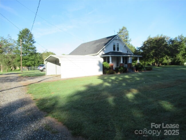 2639 Emmanuel Church Rd in Conover, NC - Building Photo - Building Photo