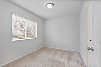 7814 NW Sitka Terrace in Portland, OR - Building Photo - Building Photo