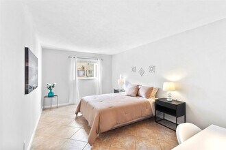 251 S Cypress Rd in Pompano Beach, FL - Foto de edificio - Building Photo