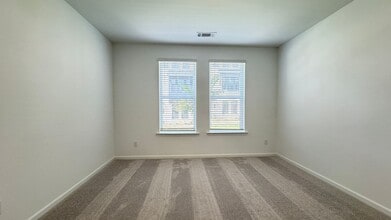 104 Holt Ln in Lawrenceville, GA - Foto de edificio - Building Photo