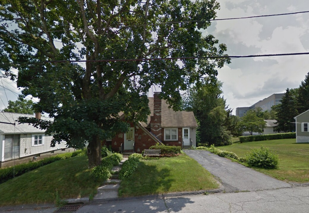 17 Winneconnett Rd in Worcester, MA - Building Photo