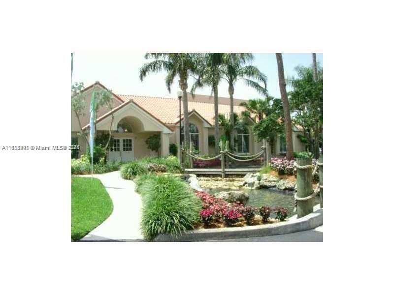 3390 Pinewalk Dr N in Margate, FL - Building Photo