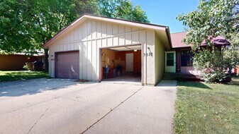 3827 Phoenix St in Ames, IA - Building Photo