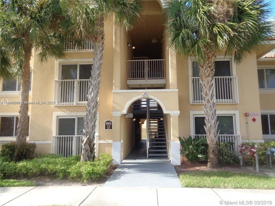 9905 Westwood Dr in Tamarac, FL - Building Photo