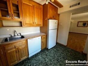 1243 Beacon St, Unit 1243 in Brookline, MA - Foto de edificio - Building Photo