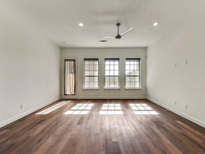 5015 Meridian Ln in Addison, TX - Foto de edificio - Building Photo