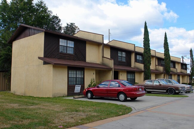 Enchanting House Apartments in Fort Walton Beach, FL - Building Photo - Building Photo