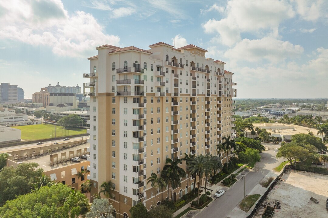 Montecito Palm Beach in West Palm Beach, FL - Foto de edificio