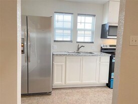 12115 Segrest Dr in Houston, TX - Building Photo