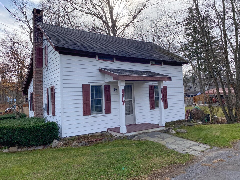 85 Pine St in Wurtsboro, NY - Building Photo