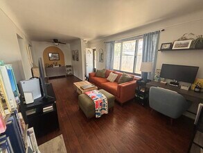 219 W 12 Mile Rd, Unit C in Royal Oak, MI - Foto de edificio - Building Photo