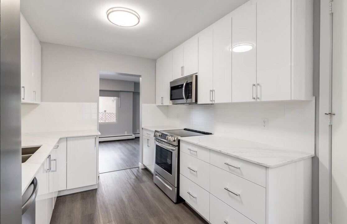Glenmore Gardens Townhomes & Coachhomes in Calgary, AB - Building Photo