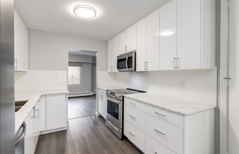 Glenmore Gardens Townhomes & Coachhomes in Calgary, AB - Building Photo - Building Photo