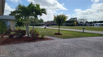 1403 Davis Dr in Ft. Myers, FL - Building Photo