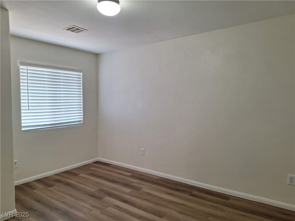 11236 Tuscolana St in Las Vegas, NV - Foto de edificio