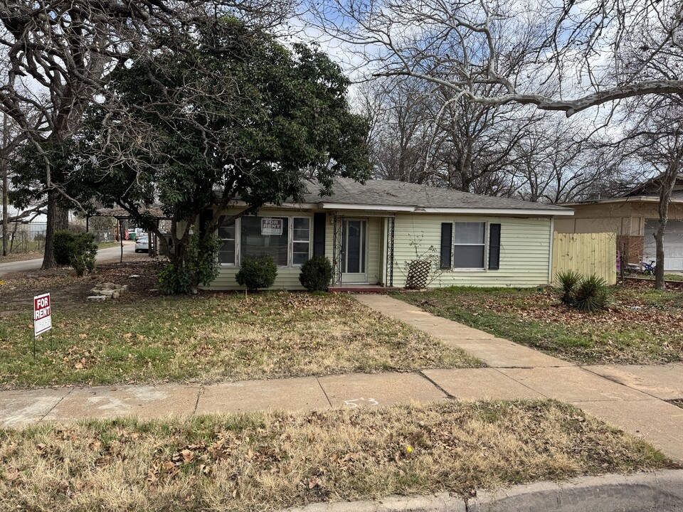 221 S Devine St in Stephenville, TX - Building Photo