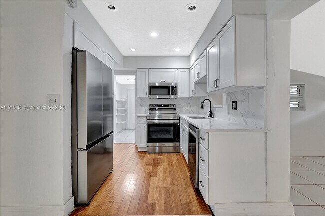 6661 Meade St in Hollywood, FL - Building Photo - Building Photo