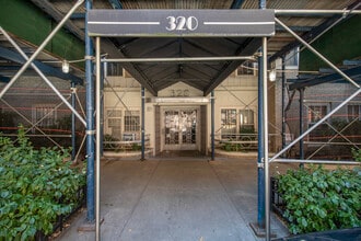 320 West 76th St in New York, NY - Foto de edificio - Building Photo