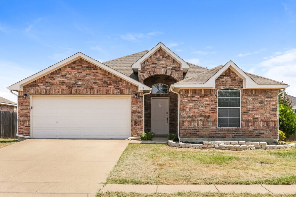 212 Arrowhead Dr in Burleson, TX - Building Photo