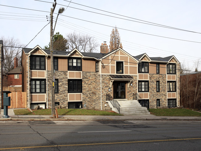 2810 Bloor St W in Toronto, ON - Building Photo - Primary Photo