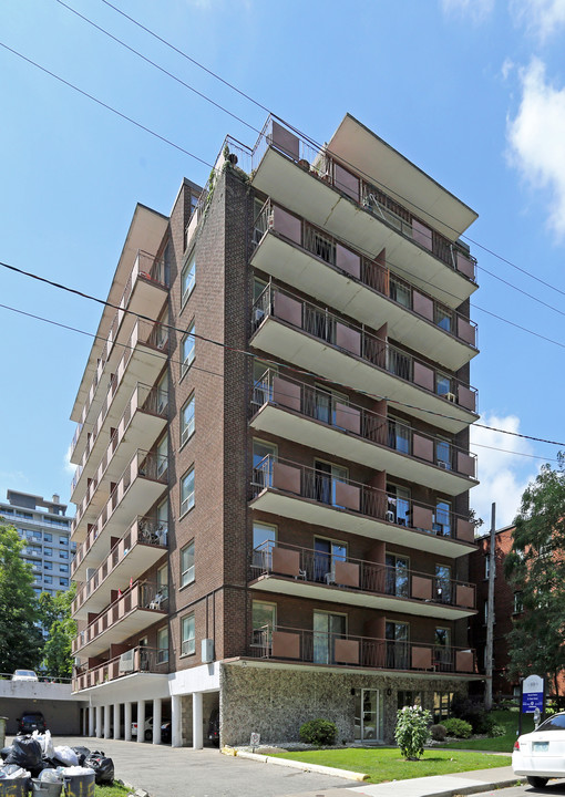 Le Baron Apartments in Hamilton, ON - Building Photo