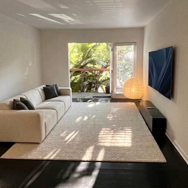 330 S Barrington Ave, Unit Apt 210 in Los Angeles, CA - Building Photo - Building Photo