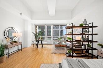 350 W Ash St in San Diego, CA - Foto de edificio - Building Photo