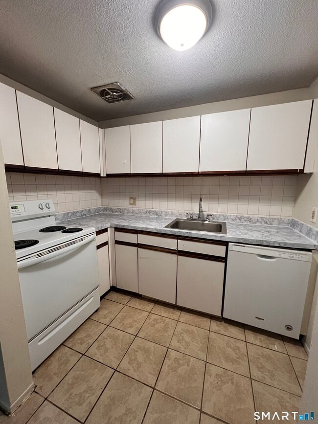 131 Burgundy Hill Ln in Middletown, CT - Building Photo - Building Photo