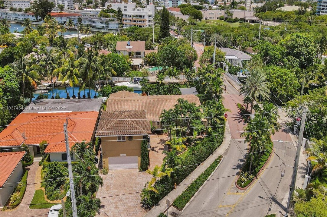 1155 S Biscayne Point Rd in Miami Beach, FL - Building Photo