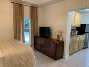 1144 NW 7th Ave, Unit All inclusive Boho Studio in Fort Lauderdale, FL - Building Photo - Building Photo