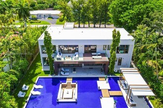 3009 Pine Tree Dr in Miami Beach, FL - Building Photo - Building Photo