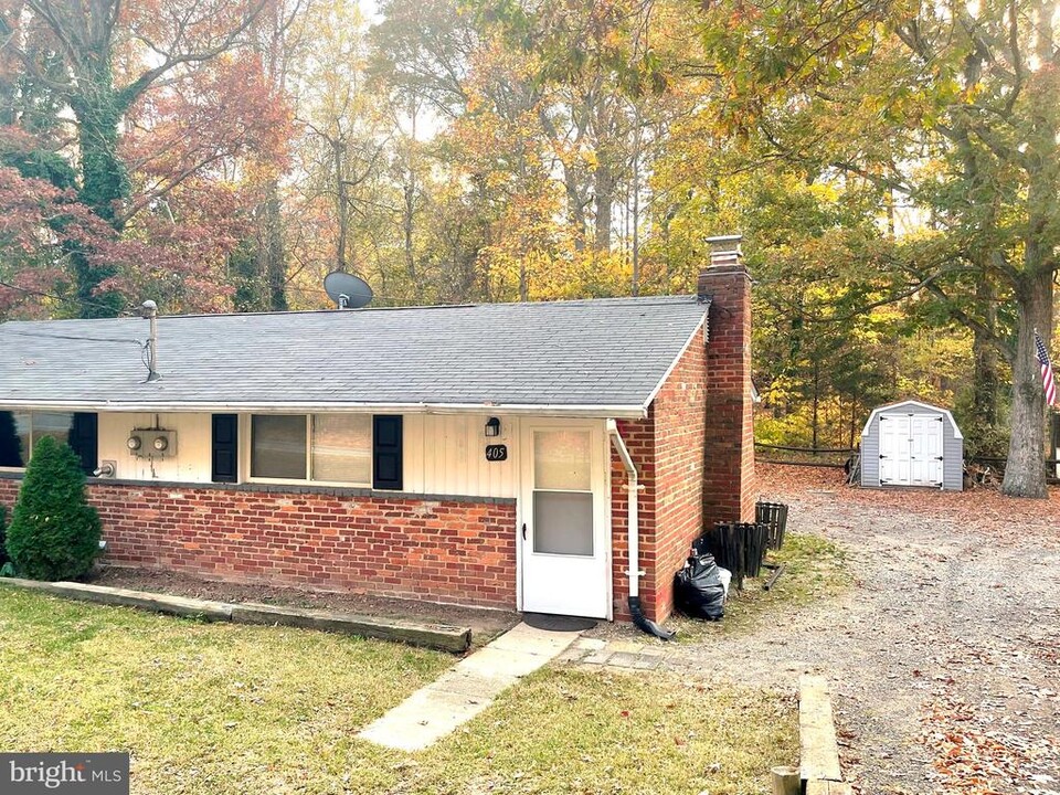 405 Clubhouse Dr in Lusby, MD - Foto de edificio