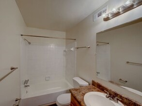 Thousand Oaks Apartments & Townhomes in Virginia Beach, VA - Foto de edificio - Building Photo