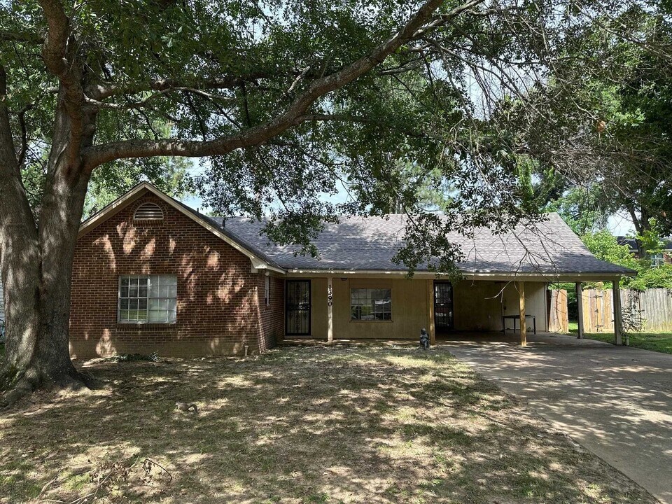 1390 Greenland Rd in Memphis, TN - Foto de edificio