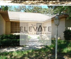 1809 N Oakhill Rd in Bethany, OK - Building Photo