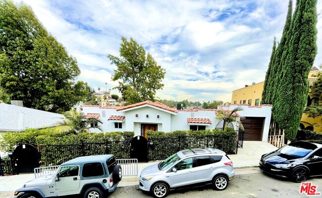 3258 Descanso Dr in Los Angeles, CA - Building Photo - Building Photo