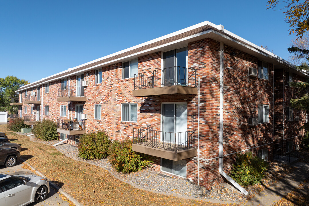 Winnie Apartments in Fargo, ND - Building Photo