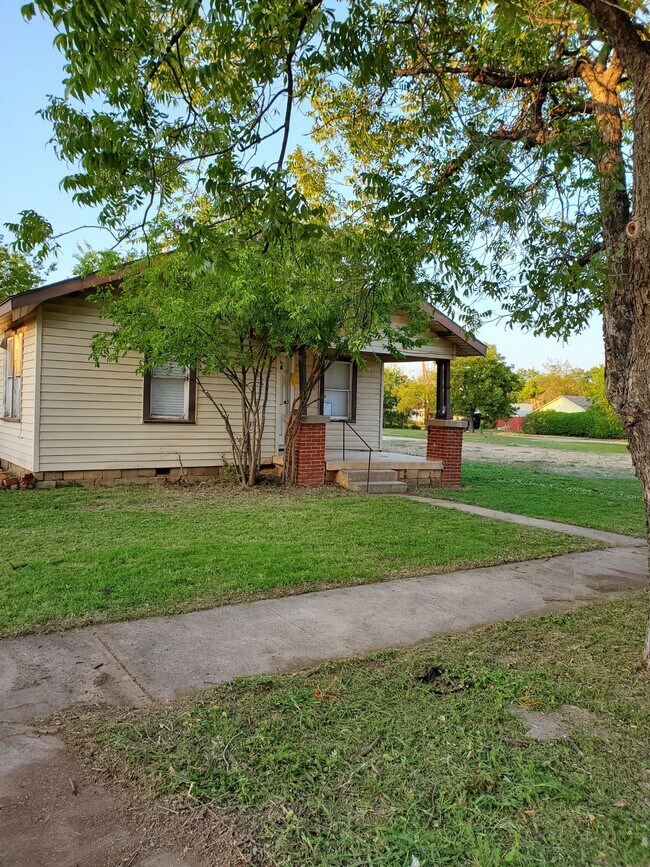 908 W Liveoak St Rentals in Coleman, TX
