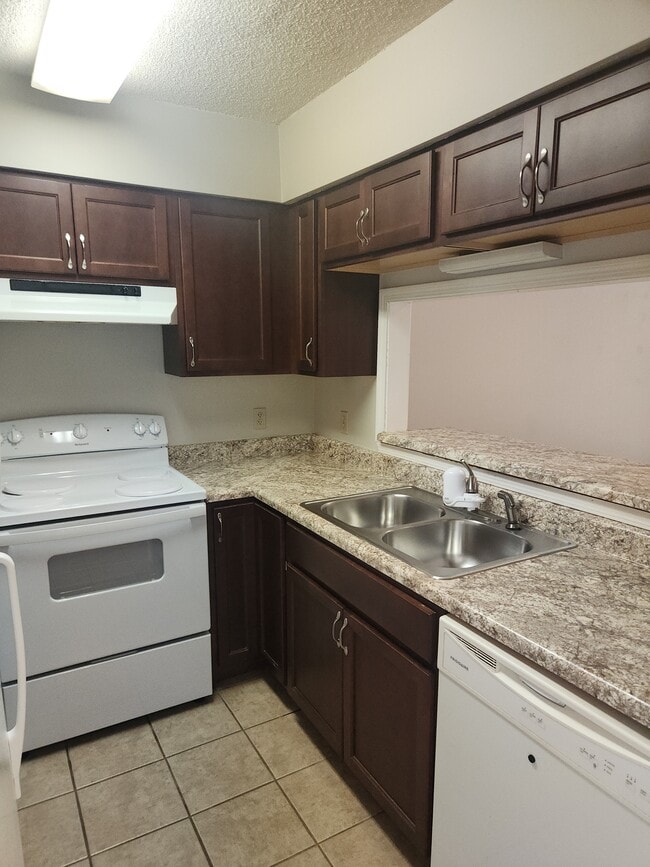 1331 Foxborough Dr in Pensacola, FL - Foto de edificio - Building Photo