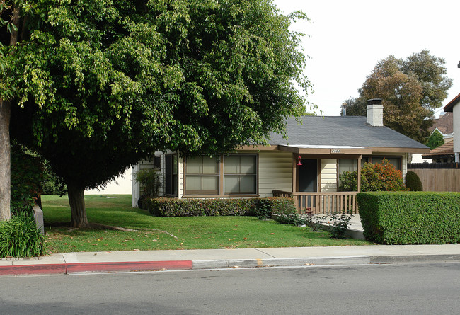 2563 Elden Ave in Costa Mesa, CA - Building Photo - Building Photo