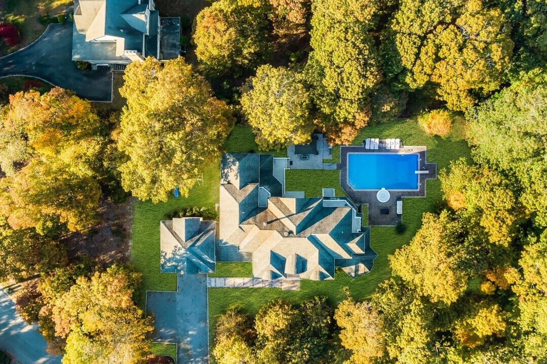 10 Bay Woods Dr in Hampton Bays, NY - Foto de edificio