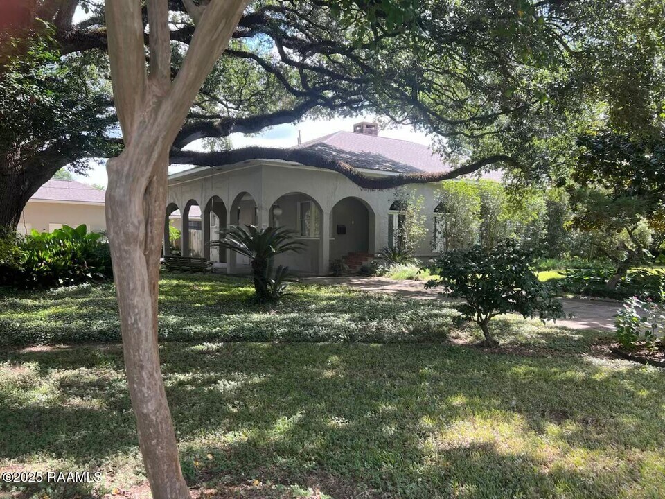 301 N Mall St in Lafayette, LA - Building Photo