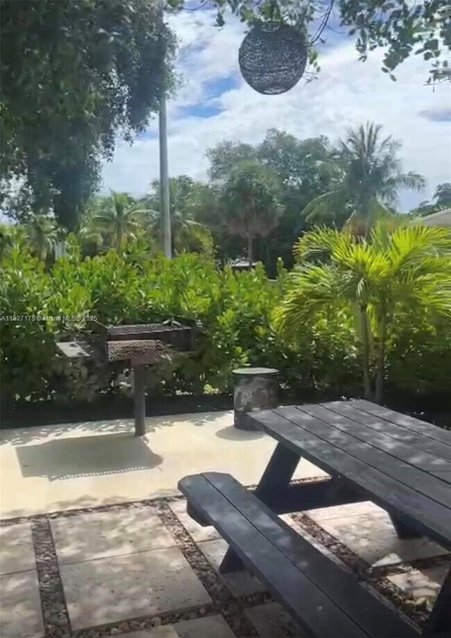 491 Ives Dairy Rd in Miami, FL - Building Photo - Building Photo
