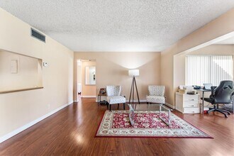 524 Shady Pine Way in Greenacres, FL - Building Photo - Building Photo