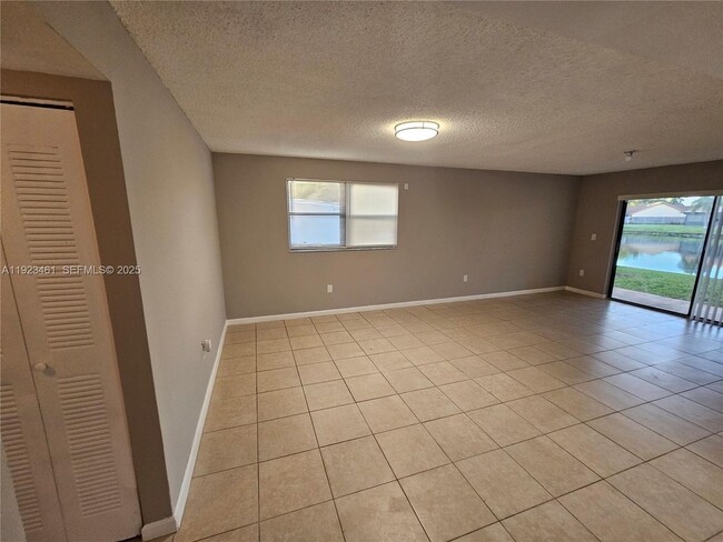 9987 Nob Hill Ln in Sunrise, FL - Building Photo - Building Photo