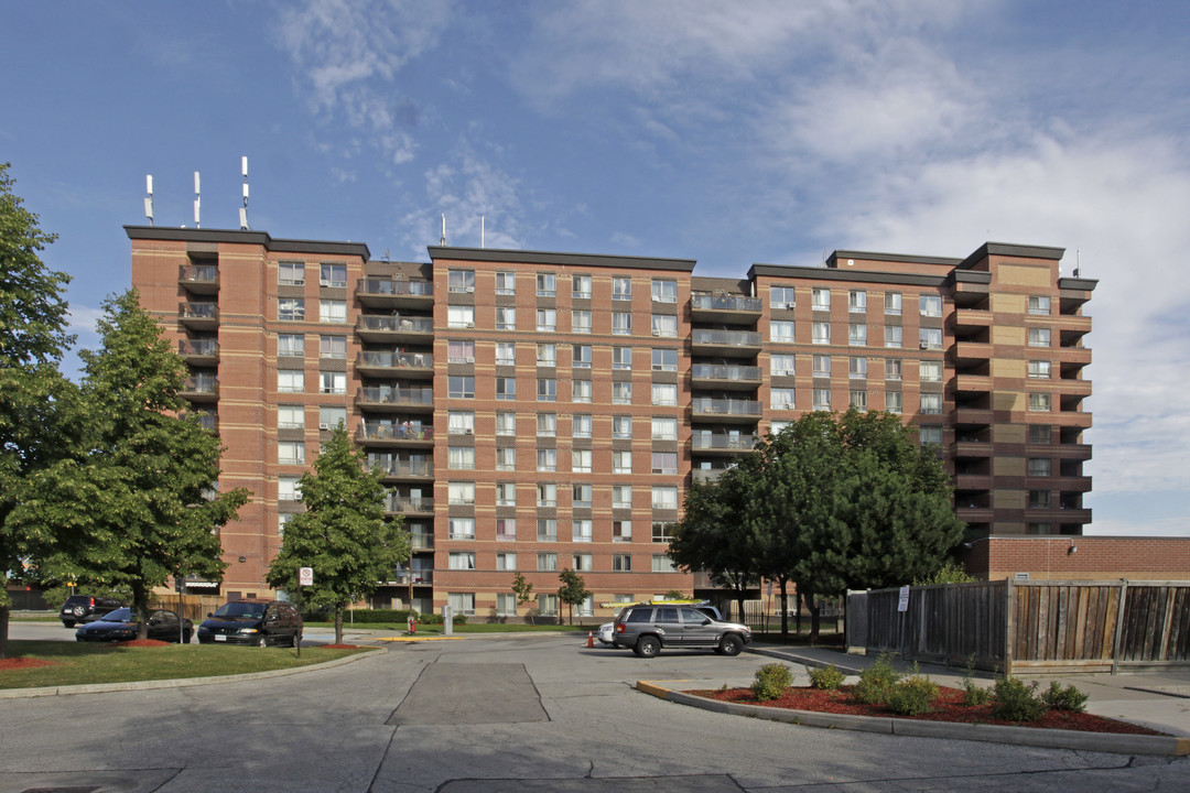 Springfield Gardens in Mississauga, ON - Building Photo